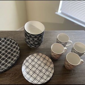 I am selling a black and white kitchen set